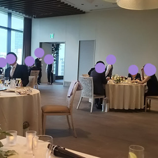 会食中の様子。ドアは換気のため基本的に解放したまま。