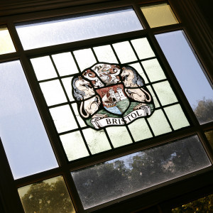 チャペル内のステンドグラスは、イギリスの紋です|418361さんの山手ロイストン教会の写真(294341)