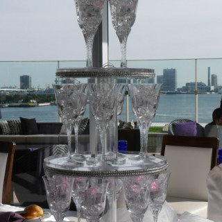 シャンパンタワーと海の見えるテラス