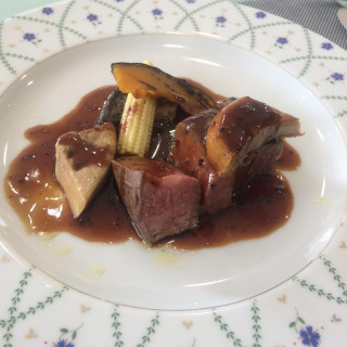 柔らかい肉に大人の味のソースは万人受けしそうな味でした。