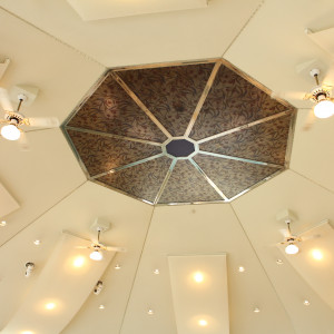 天井が高く、開放感のある会場です。|419585さんのゲストハウス セレストの写真(297401)