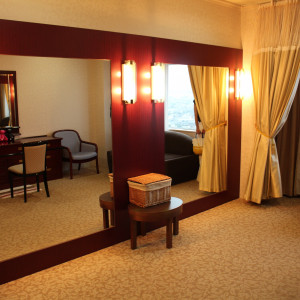ブライズルームには大きな鏡が2枚。|419585さんのロワジールホテル豊橋の写真(296914)