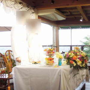 色とりどりの花で飾られた新郎と新婦の席|419809さんの八王子農園の写真(294227)