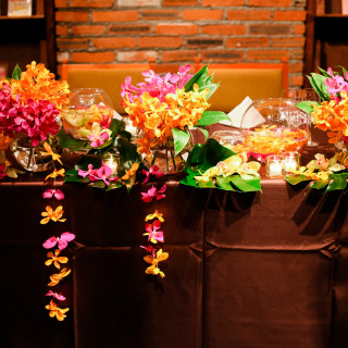 披露宴会場の高砂テーブルの装花