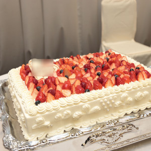 イチゴがいっぱいのったウエディングケーキ|420018さんのホテルグランヴェールの写真(357802)
