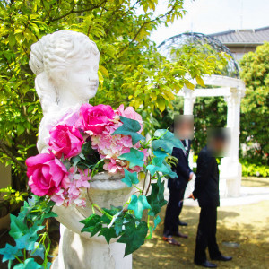 中庭の石造とお花|420546さんのプレシャスガーデン セントクロワールの写真(299393)