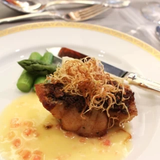 メインの魚料理。外はカリッと、中はふわふわ♪