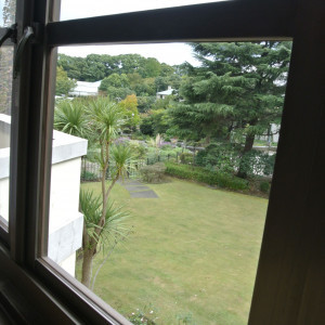 窓からのぞくガーデン|422271さんの横浜市イギリス館(山手西洋館)の写真(302938)