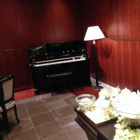 披露宴会場3、メインテーブル左横のピアノ