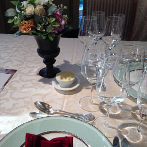 ゲストテーブル、可愛らしい色味の装花|423527さんのホテルモントレ赤坂の写真(418529)