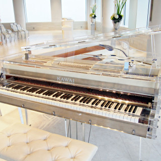 透明なピアノが神聖な雰囲気を後押しする