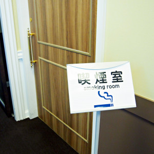 最近は禁煙の希望が多いらしく、喫煙ルームが用意されている|423633さんの梅田スカイビル ブライダル Sanguの写真(304811)