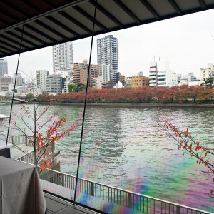 会場に入るとすぐに大きな窓、川と紅葉|423633さんのRiver Suite OSAKA（リバースイート大阪）（ウエディング取扱終了）の写真(304670)