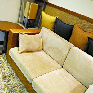 新郎新婦の控室にはゆったりとしたソファ|423633さんのRiver Suite OSAKA（リバースイート大阪）（ウエディング取扱終了）の写真(304680)
