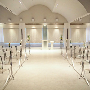 白を基調とした神聖な雰囲気の挙式会場|423633さんの梅田スカイビル ブライダル Sanguの写真(304796)