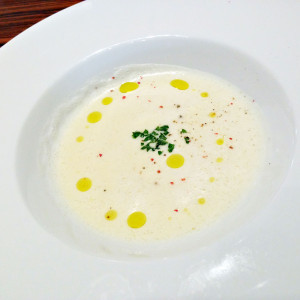 スープ：じゃがいもの温製スープ。季節によって冷製のことも。|423633さんのRESTAURANT contact（レストランコンタクト）の写真(305670)