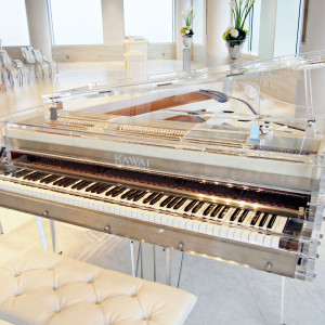 透明なピアノが神聖な雰囲気を後押しする|423633さんの梅田スカイビル ブライダル Sanguの写真(304808)