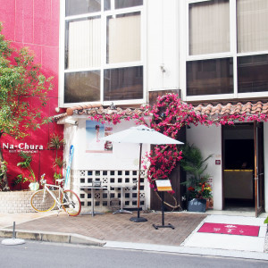 入り口は赤い壁と赤い花が特徴的。|423633さんの菜美らの写真(309303)
