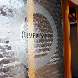 入り口すぐの水が流れる演出がキレイ|423633さんのRiver Suite OSAKA（リバースイート大阪）（ウエディング取扱終了）の写真(304677)