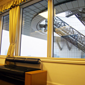 ロビーからは屋上の展望台へ続くエスカレーターが見える|423633さんの梅田スカイビル ブライダル Sanguの写真(304797)