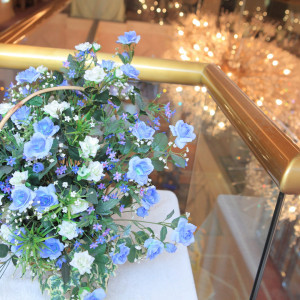 青色の装花とシャンデリア|423726さんのローズコートホテルの写真(317448)
