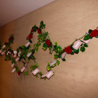 廊下の壁には、バラと一緒にゲストに向けたカードを飾りました