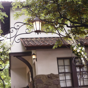 玄関前のアイアンアーチは白とグリーンの花で飾りました|425093さんの旧石丸邸 GARDEN TERRACE HIROO（旧：ラッセンブリ広尾）の写真(309062)