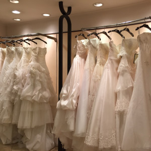 衣装室に並ぶウエディングドレス|425815さんの小田急ホテルセンチュリー相模大野（ウエディング取扱終了）の写真(312665)