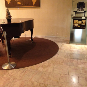 ラウンジにはピアノがあってお洒落|426100さんのHOTEL NEW OTANI HAKATA （ホテルニューオータニ博多）の写真(312998)