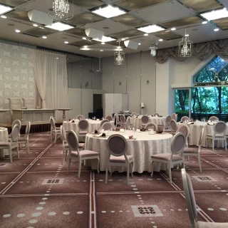 クリスタルホール