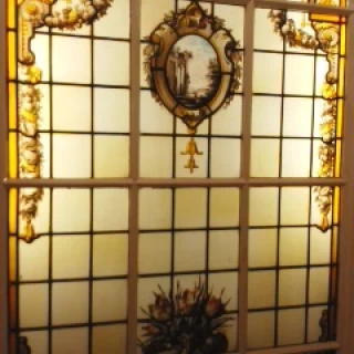 ステンドグラス。これもイギリスから運んできたそう！