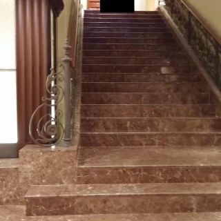 チャペルへと続く室内の階段