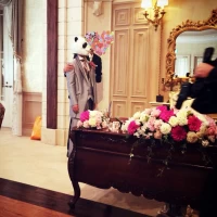 余興で、新郎がパンダの被り物を着せられました。