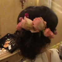 カラードレスのためのヘアセット。