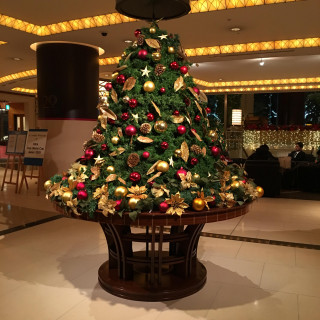 ホテルのロビーのクリスマスツリー