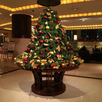 ホテルのロビーのクリスマスツリー