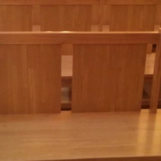 チャペル内の椅子　バージンロードも白くて素敵