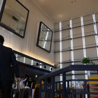 短い階段を上がって披露宴会場へ