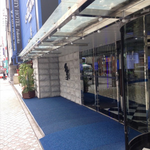 入口はブルーで目立つ|428677さんのアイピーホテルフクオカ(IP Hotel Fukuoka)の写真(324125)