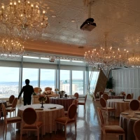 シャンデリアのある会場