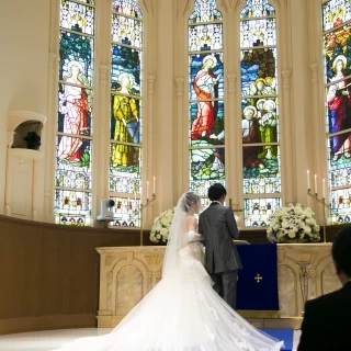 ステンドグラスが荘厳な雰囲気です。