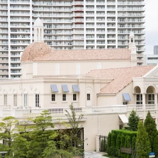マンションが近くにあります。