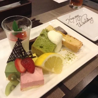 デザートブッフェの盛り合わせ。安いケーキバイキングくらいの味