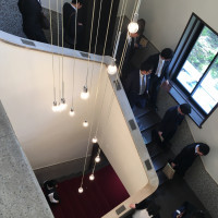 待合室から挙式会場へ向かう階段。少し狭く急。