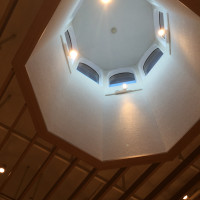天井は八角形の吹き抜けになっています。