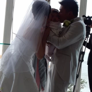愛娘を真ん中に誓いのキス