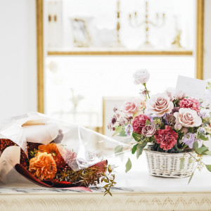 知人と新郎からサプライズでもらった花束|430548さんのアーククラブ迎賓館(郡山)/テイクアンドギヴ・ニーズウェディングの写真(2591916)