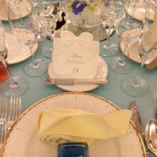 披露宴テーブル。今までの中で一番きれいな色のテーブルクロス