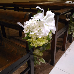 挙式会場のイスには花がもともと飾られています。|431474さんのチャペルグリーンベルなんばの写真(331977)