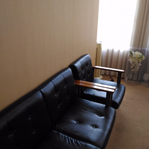 新婦控え室。大きめソファーあり|431474さんのチャペルグリーンベルなんばの写真(331972)